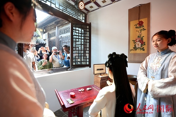 選手們觀看表演。人民網(wǎng) 盧鵬宇攝