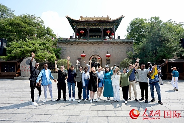 選手們在御書樓前合影。人民網(wǎng) 盧鵬宇攝