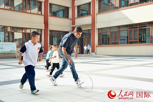 來自巴基斯坦的沙杰在滾鐵環(huán)。人民網(wǎng) 盧鵬宇攝