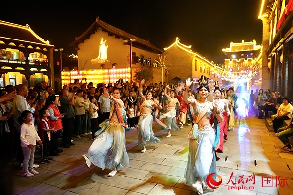 古城巡游隊(duì)伍。人民網(wǎng) 盧鵬宇攝