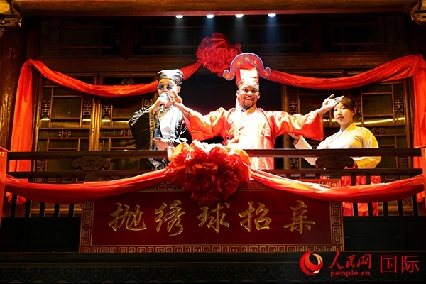 拋繡球。人民網(wǎng) 盧鵬宇攝