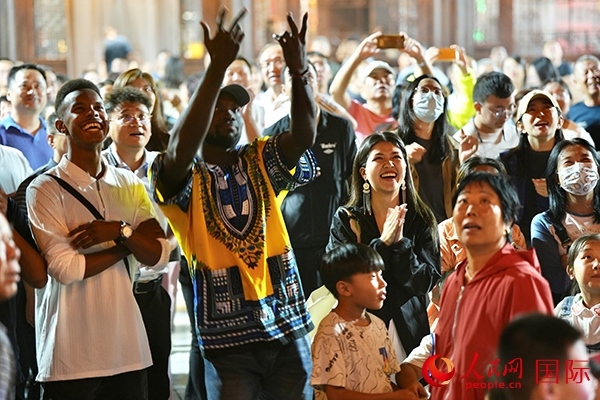 選手體驗(yàn)古城巡游。人民網(wǎng) 盧鵬宇攝