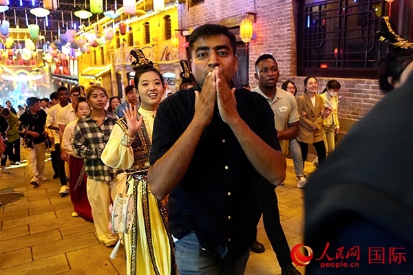 選手體驗(yàn)古城巡游。人民網(wǎng) 盧鵬宇攝