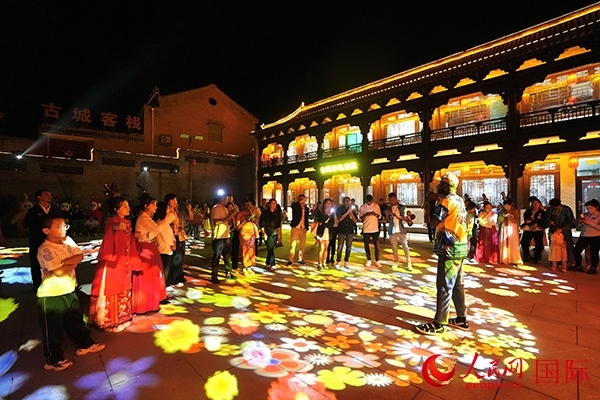 選手們和演員們一起載歌載舞。人民網(wǎng) 盧鵬宇攝