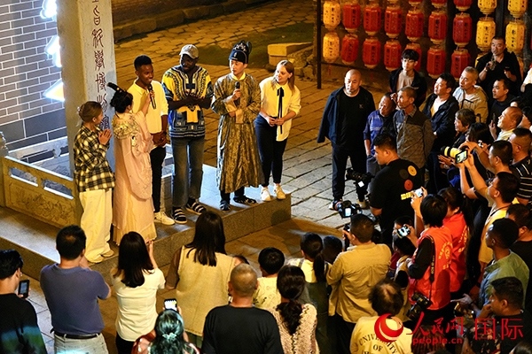 選手們一起演唱《大中國》。人民網(wǎng) 盧鵬宇攝