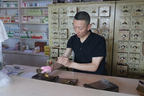 馬啟紅為病患精心配藥。受訪者供圖