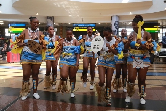 當?shù)孛癖姎g迎中國旅行團。北青旅提供