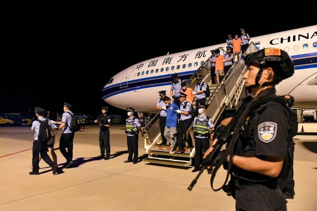 153名實施跨境裸聊敲詐的犯罪嫌疑人從印度尼西亞被押解回國。公安部供圖