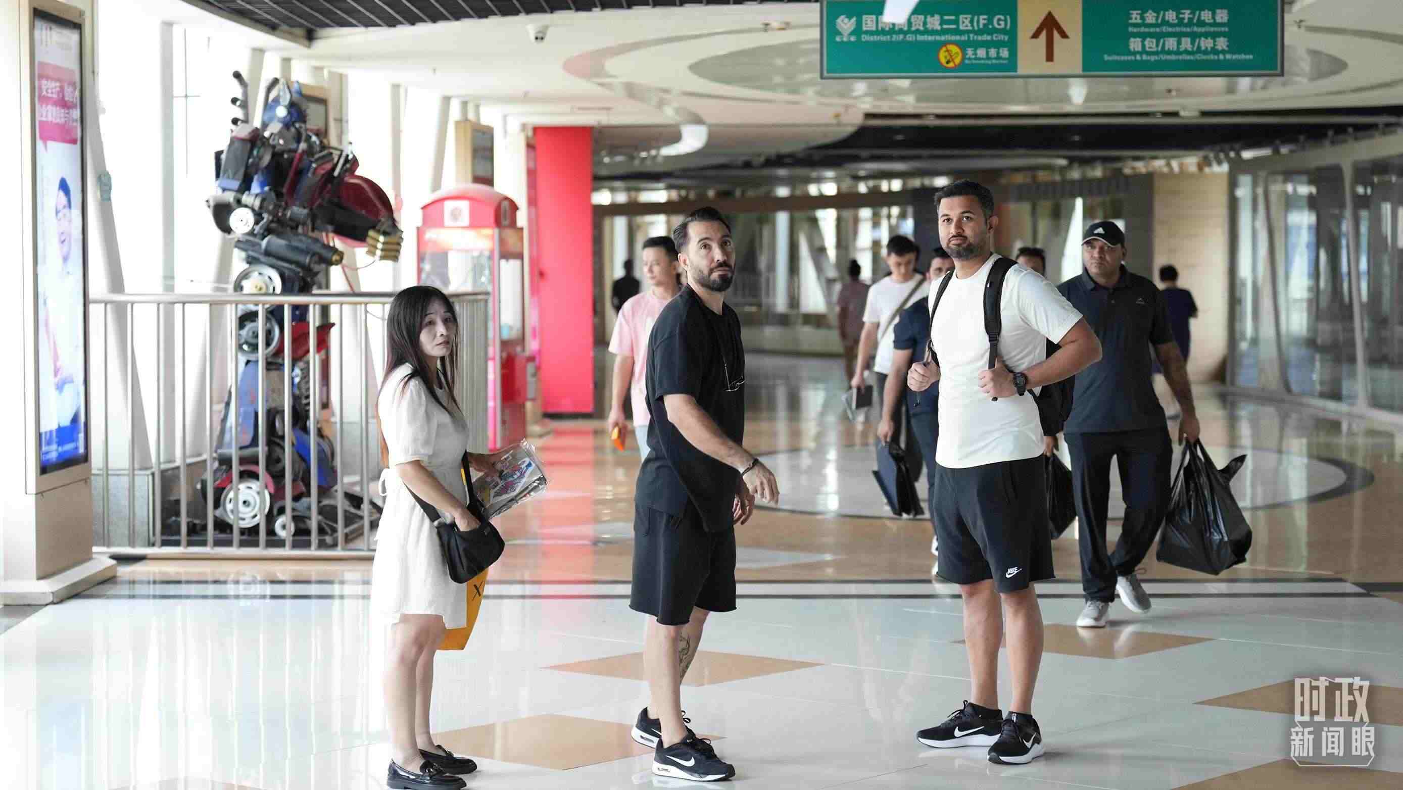 △義烏國際商貿(mào)城內(nèi)，來自世界各地的外商。（總臺國廣記者李晉拍攝）