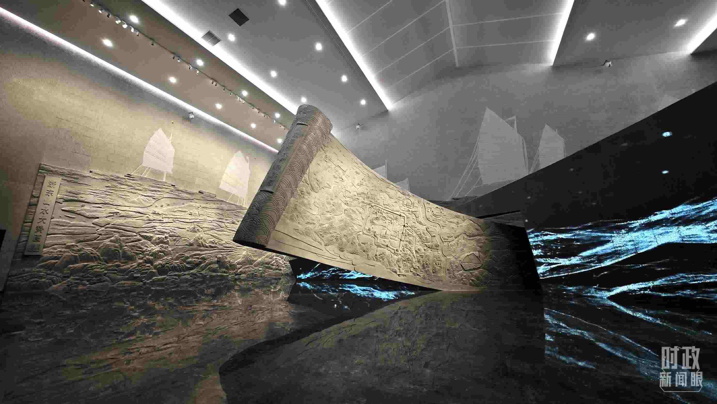 △博物館內(nèi)的《浙東運河水利形勝圖》《浙東山水大勢圖》浮雕。（總臺央視記者彭漢明拍攝）