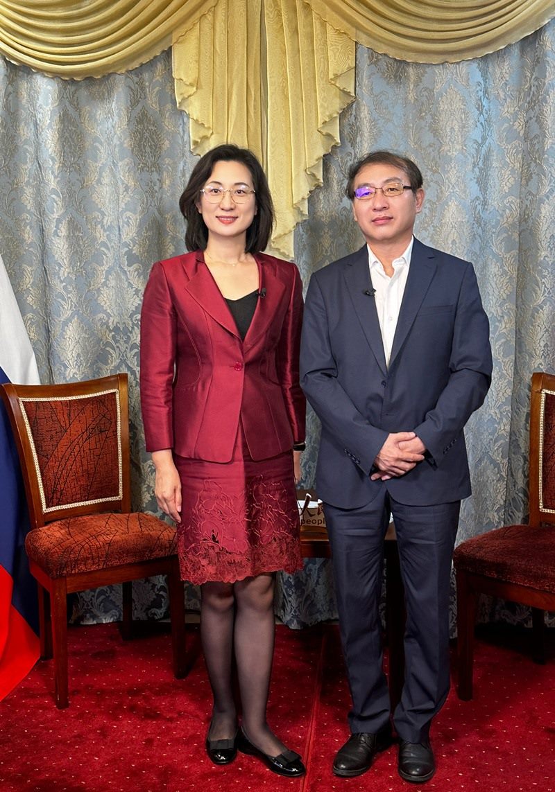 人民網(wǎng)黨委委員、副總編輯孫海峰（左一）專訪崔少純總領(lǐng)事。人民網(wǎng)記者 馬天翼攝