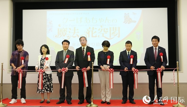 嘉賓共同為開(kāi)幕式剪彩。人民網(wǎng) 許可攝