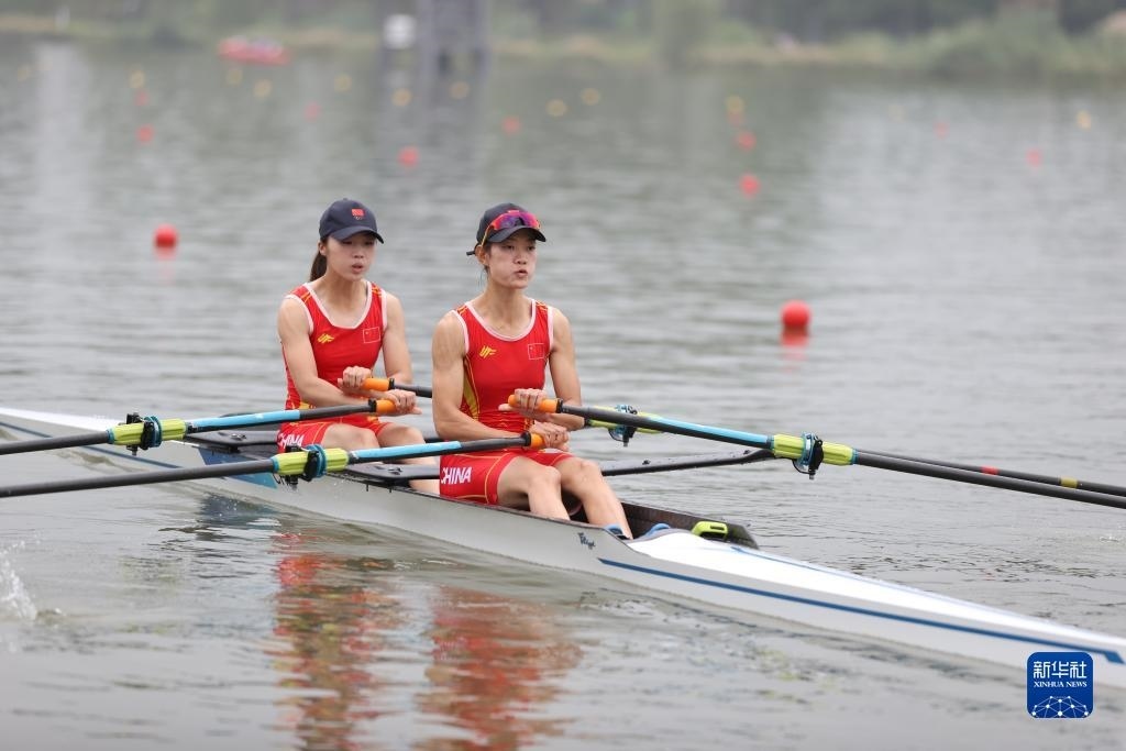 9月24日，鄒佳琪（左）/邱秀萍在決賽中。新華社記者 賈浩成 攝