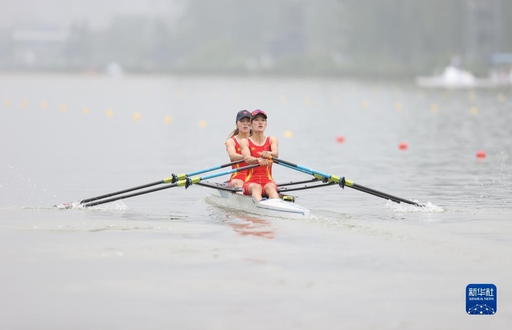 9月24日，鄒佳琪（左）/邱秀萍在決賽中。新華社記者 賈浩成 攝