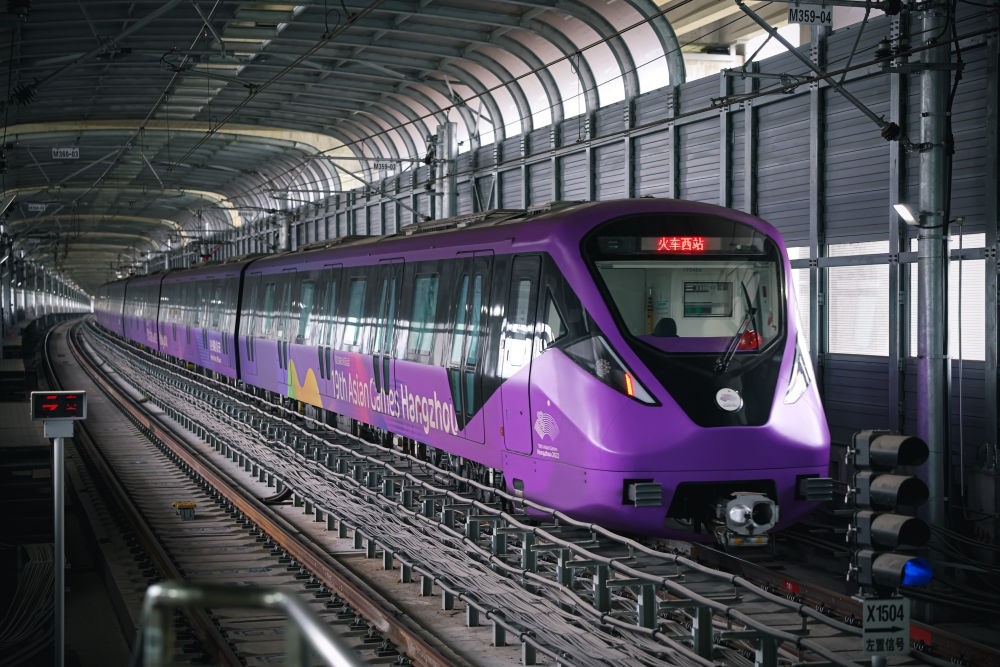 從杭州火車西站出發(fā)，地鐵19號線貫穿杭州火車東站、杭州蕭山機場，“亞運號”地鐵專列運行在這條線路上。