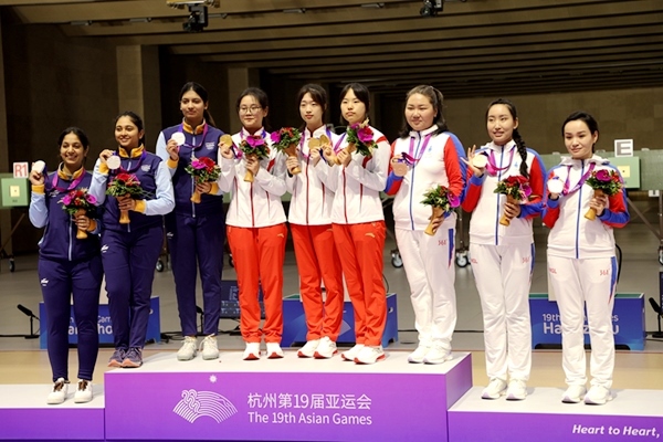 9月24日，杭州亞運會射擊女子10米氣步槍團體賽頒獎儀式。人民網(wǎng)記者 胡雪蓉攝
