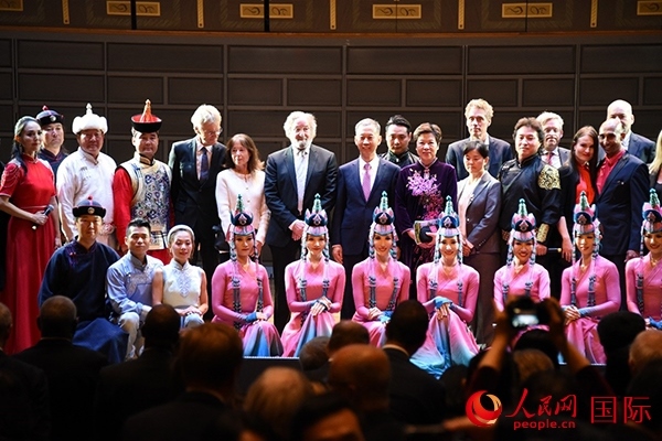 中國駐瑞典大使崔愛民夫婦與演職人員及部分來賓合影留念。人民網(wǎng)記者 殷淼攝