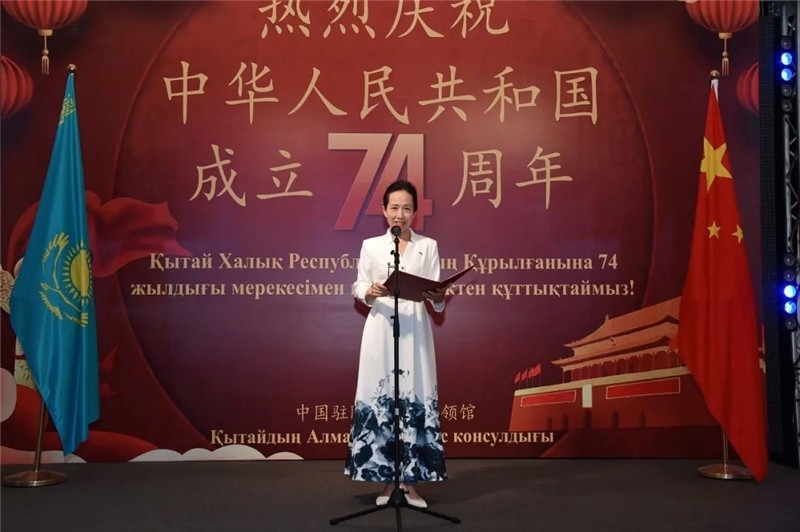 圖為蔣薇總領(lǐng)事致辭。駐阿拉木圖總領(lǐng)館供圖