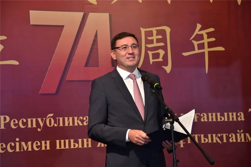 圖為哈外交部駐阿市代表布列格諾夫致辭。駐阿拉木圖總領(lǐng)館供圖