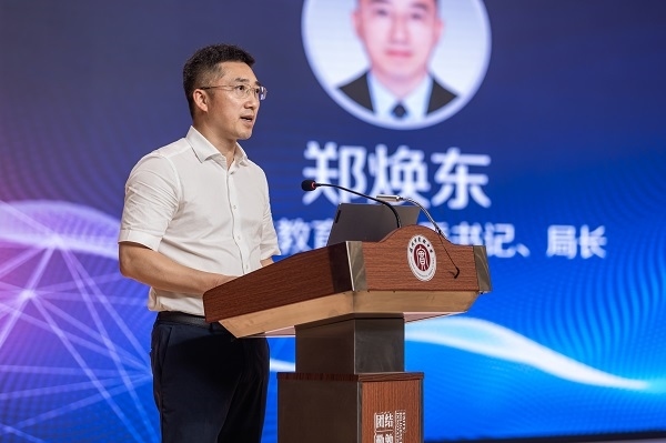  溫州市教育局黨委書(shū)記、局長(zhǎng)鄭煥東講話。溫州市教育局供圖