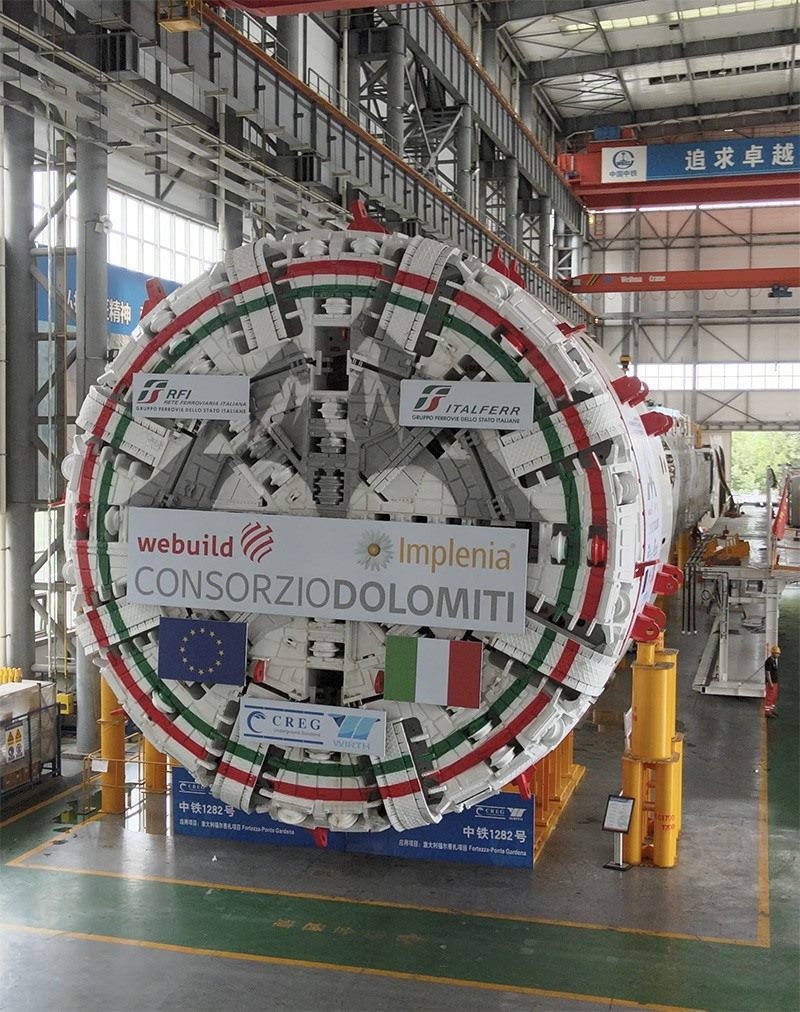 圖為中鐵裝備集團(tuán)盾構(gòu)總裝車(chē)間。人民網(wǎng)記者 唐宋攝