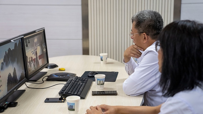 新疆醫(yī)科大學(xué)第一附屬醫(yī)院專(zhuān)家團(tuán)隊(duì)與哈薩克斯坦國(guó)立科學(xué)研究中心的專(zhuān)家對(duì)患者進(jìn)行跨國(guó)遠(yuǎn)程會(huì)診。人民網(wǎng)記者 許崢攝