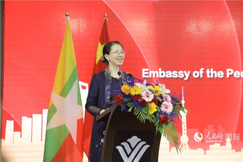 圖為使館臨時代辦曹靜致辭。人民網(wǎng)記者 謝佳君攝