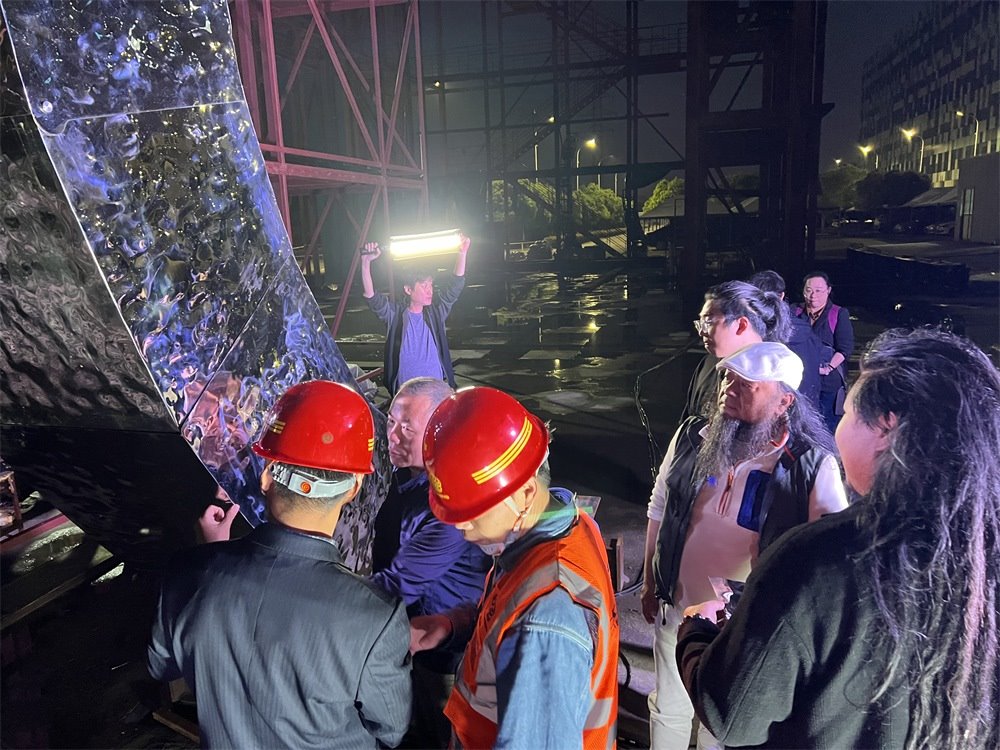 林崗（右二）和團(tuán)隊(duì)查看主火炬制作進(jìn)度。受訪者供圖