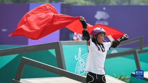 9月27日，崔宸曦在賽后慶祝奪冠。當日，在錢塘輪滑中心舉行的杭州亞運會女子街式?jīng)Q賽中，中國選手崔宸曦以242.62分的成績奪得冠軍，曾文蕙獲得亞軍，日本選手伊藤美優(yōu)獲得季軍。新華社記者 潘昱龍攝