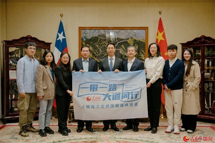 牛清報(bào)大使（中）與人民網(wǎng)、人民日?qǐng)?bào)社記者合影。 人民網(wǎng)記者 張若涵攝