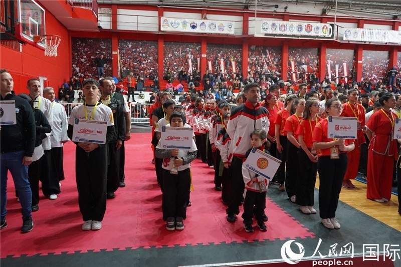 圖為開幕式現(xiàn)場(chǎng)運(yùn)動(dòng)員入場(chǎng)儀式。人民網(wǎng)記者 許放攝