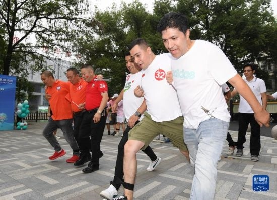 9月28日，在柯橋柯亭社區(qū)，各民族居民參加趣味運動會。