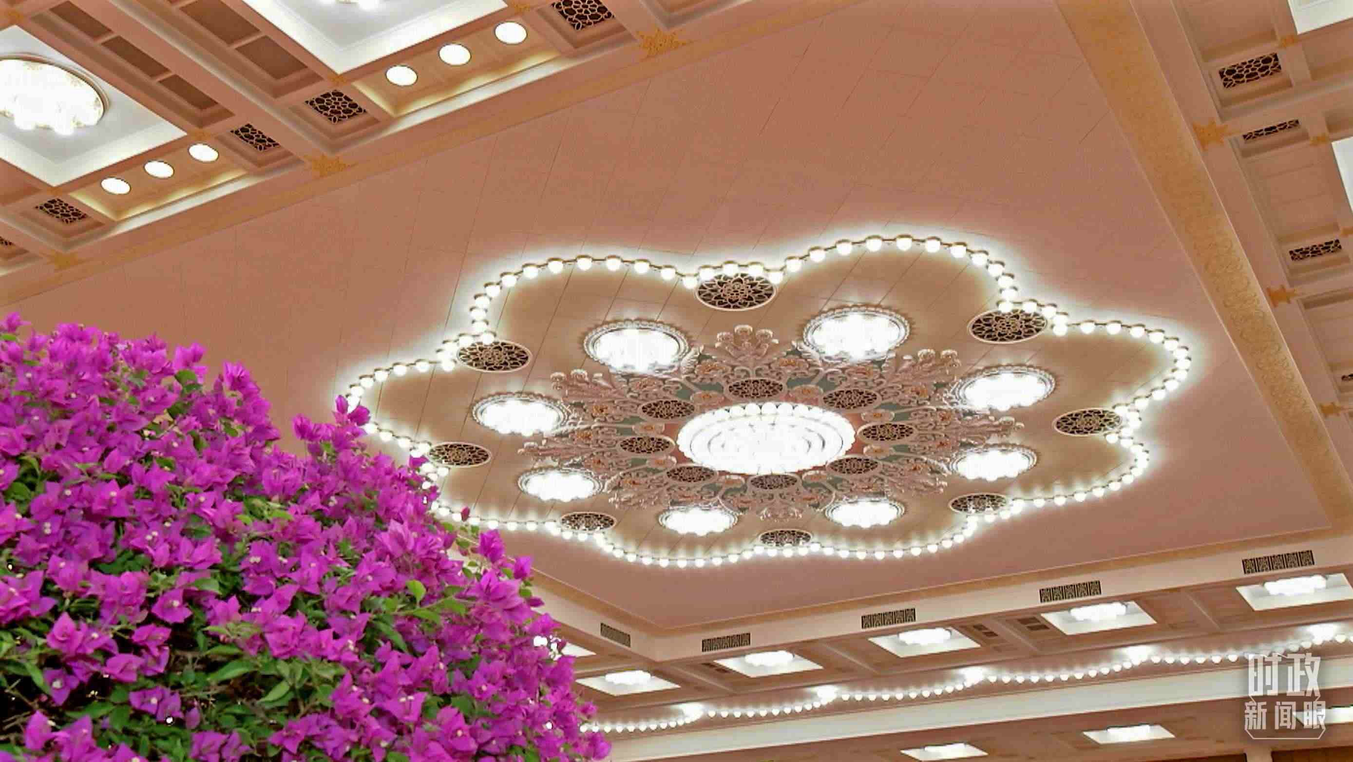 △人民大會堂宴會廳，華燈璀璨、鮮花綻放。