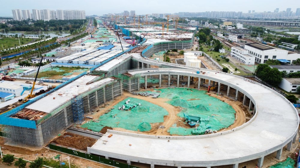 9月9日拍攝的?？谛潞８酆湍细邸岸€口岸”（貨運）集中查驗場所建設項目（無人機照片）。該項目是海南自貿(mào)港封關運作重點項目。新華社記者 楊冠宇 攝