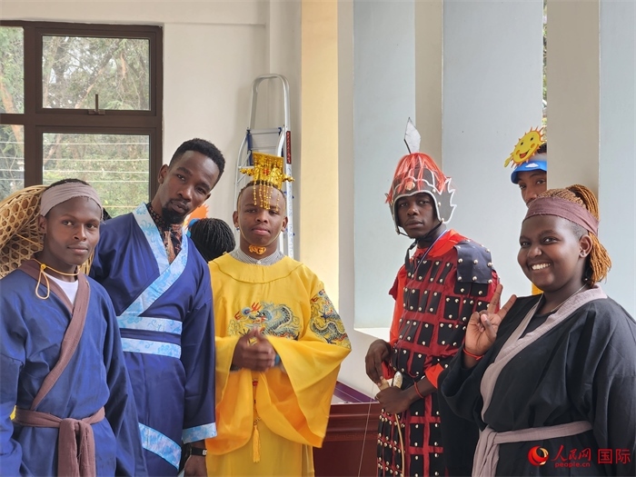 28日，肯尼亞內(nèi)羅畢大學孔子學院舉行“詩劇頌中秋，中肯共月明”中秋慶典，情景劇《嫦娥奔月》部分演員合影。人民網(wǎng)記者 黃煒鑫攝