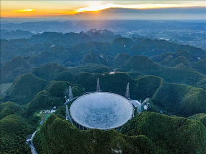 “中國(guó)天眼”全景（維護(hù)保養(yǎng)期間拍攝）。新華社記者 歐東衢 攝