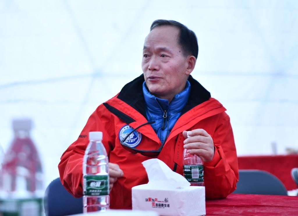 中國(guó)科學(xué)院院士、第二次青藏科考隊(duì)隊(duì)長(zhǎng)姚檀棟在卓奧友峰登山大本營(yíng)（9月29日攝）。新華社記者晉美多吉 攝