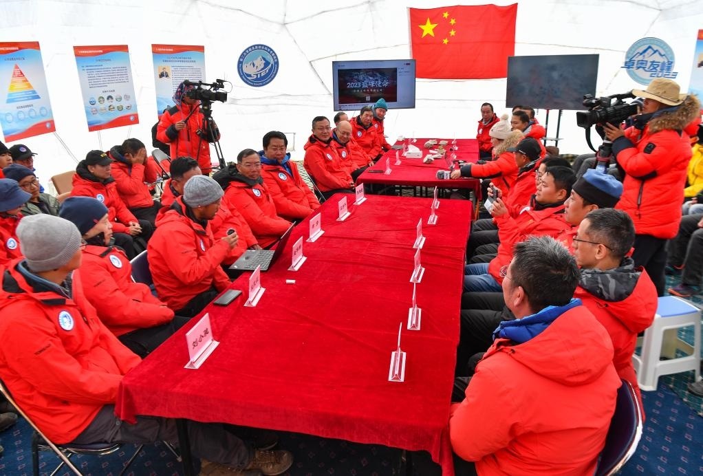 海拔4950米的卓奧友峰科考大本營(yíng)，科考隊(duì)員趙華標(biāo)（手拿麥克風(fēng)看電腦者）在宣讀剛剛接收到的頂峰氣象觀測(cè)數(shù)據(jù)，這標(biāo)志著峰頂自動(dòng)氣象站架設(shè)成功，成功傳回觀測(cè)數(shù)據(jù)（10月1日攝）。新華社記者晉美多吉 攝