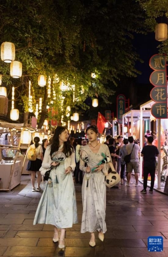 在成都寬窄巷子，兩位來自安徽的游客在新“十二月市”街區(qū)游覽（9月29日攝）。