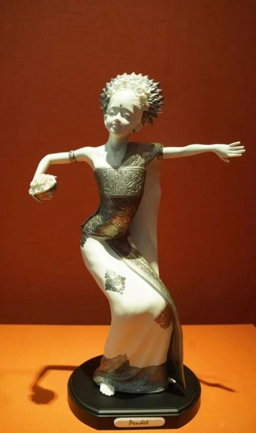 2013年10月，時(shí)任印度尼西亞總統(tǒng)蘇西洛贈(zèng)送習(xí)近平主席的鑲錫瓷塑舞者。