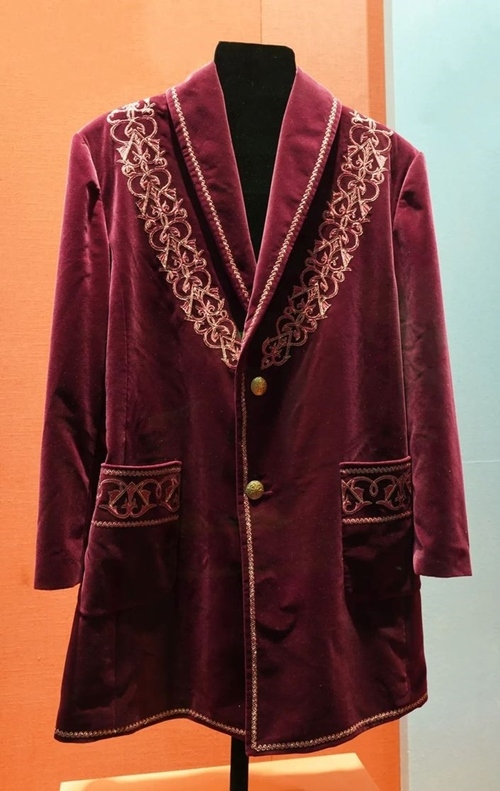 2013年9月，時(shí)任哈薩克斯坦總統(tǒng)納扎爾巴耶夫贈(zèng)送習(xí)近平主席的哈薩克斯坦民族服裝。