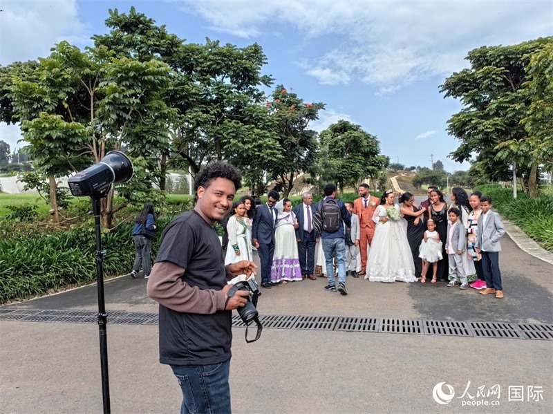 一對(duì)新人和親友在亞的斯亞貝巴友誼廣場(chǎng)合影。人民網(wǎng)記者 陳星星攝