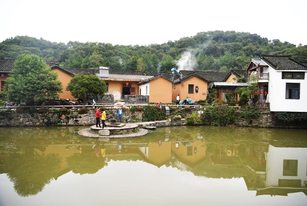 圖為9月27日游客在田鋪大塆參觀游玩。新華社記者張浩然攝