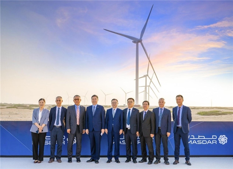 中方建設(shè)者在風電場合影。中國電建供圖