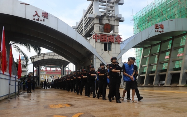 移交現(xiàn)場。公安部供圖