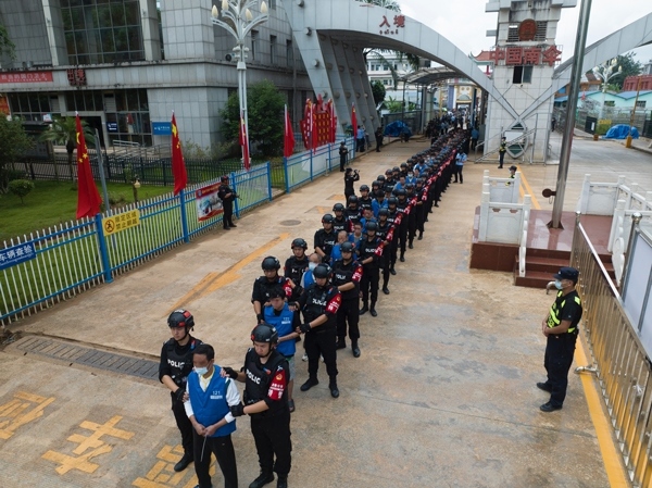 移交現(xiàn)場。公安部供圖