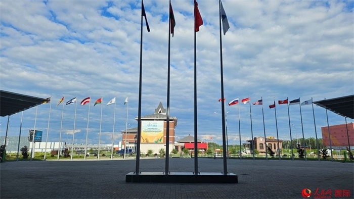 中白工業(yè)園內(nèi)，多國國旗飄揚。園區(qū)已有來自16個國家和地區(qū)的企業(yè)入駐。人民網(wǎng)記者 朱虹攝
