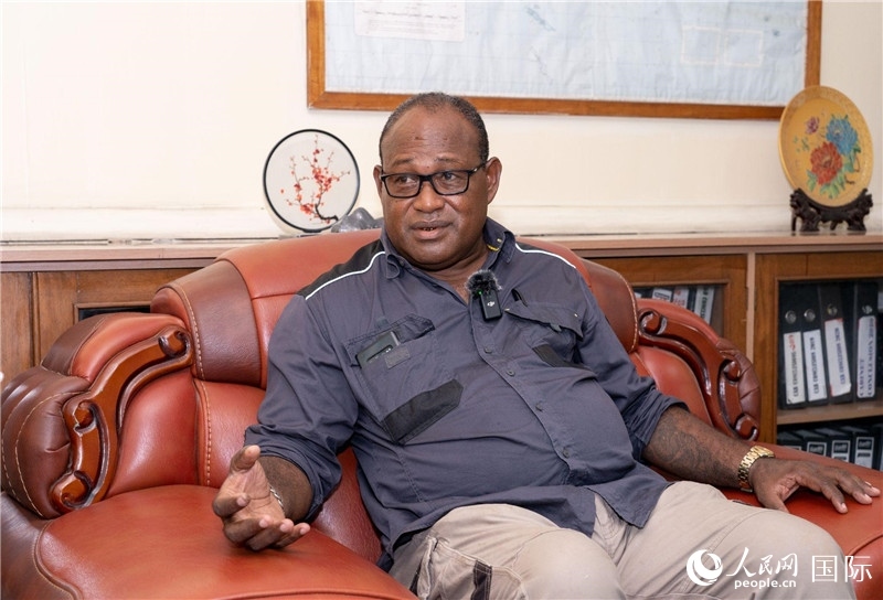 2023年9月13日，所羅門群島副總理兼基礎(chǔ)設(shè)施和發(fā)展部長梅納西·梅蘭加在首都霍尼亞拉接受人民網(wǎng)記者專訪。人民網(wǎng) 賀吉攝