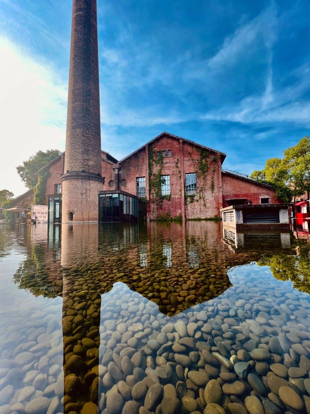 ↑景德鎮(zhèn)陶溪川文創(chuàng)街區(qū)一景（2023年5月15日攝）。