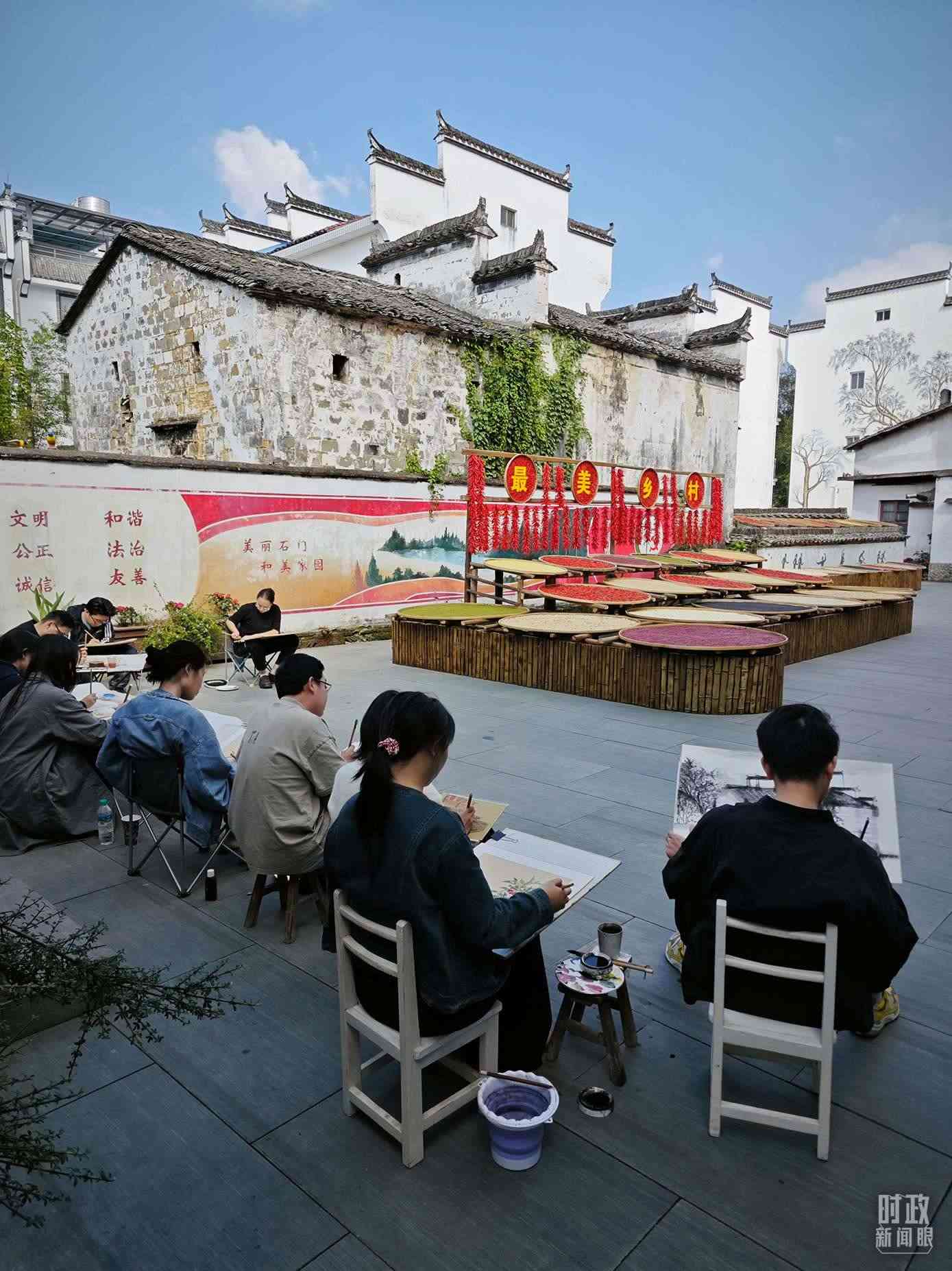 △來自中國美術(shù)學院的同學在石門村寫生。（總臺央視記者郁振一拍攝）